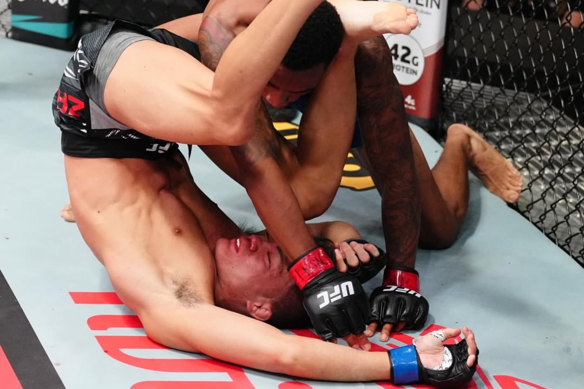 Elijah Smith durante su increíble K.O. a Toshiomi Kazama.