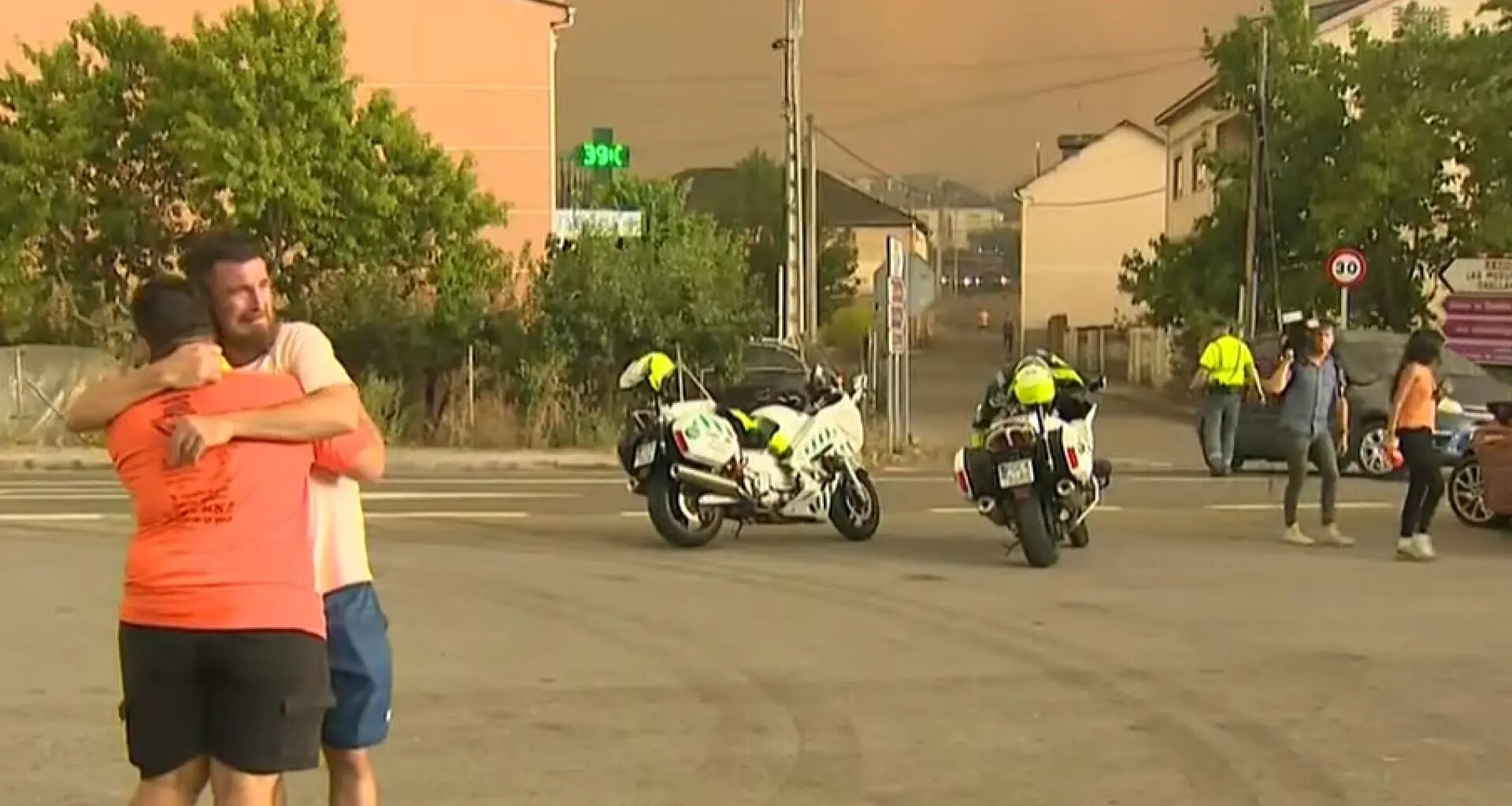 Situación crítica en Castilla y León, con ocho incendios y centenares de desalojados, mientras Galicia sufre su peor fuego del año