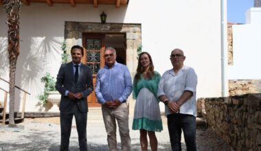 Raúl Fernández Sobrino, en representación de Fundos, con José Luis Nieto, alcalde de Astorga, junto a responsables de la exposición.