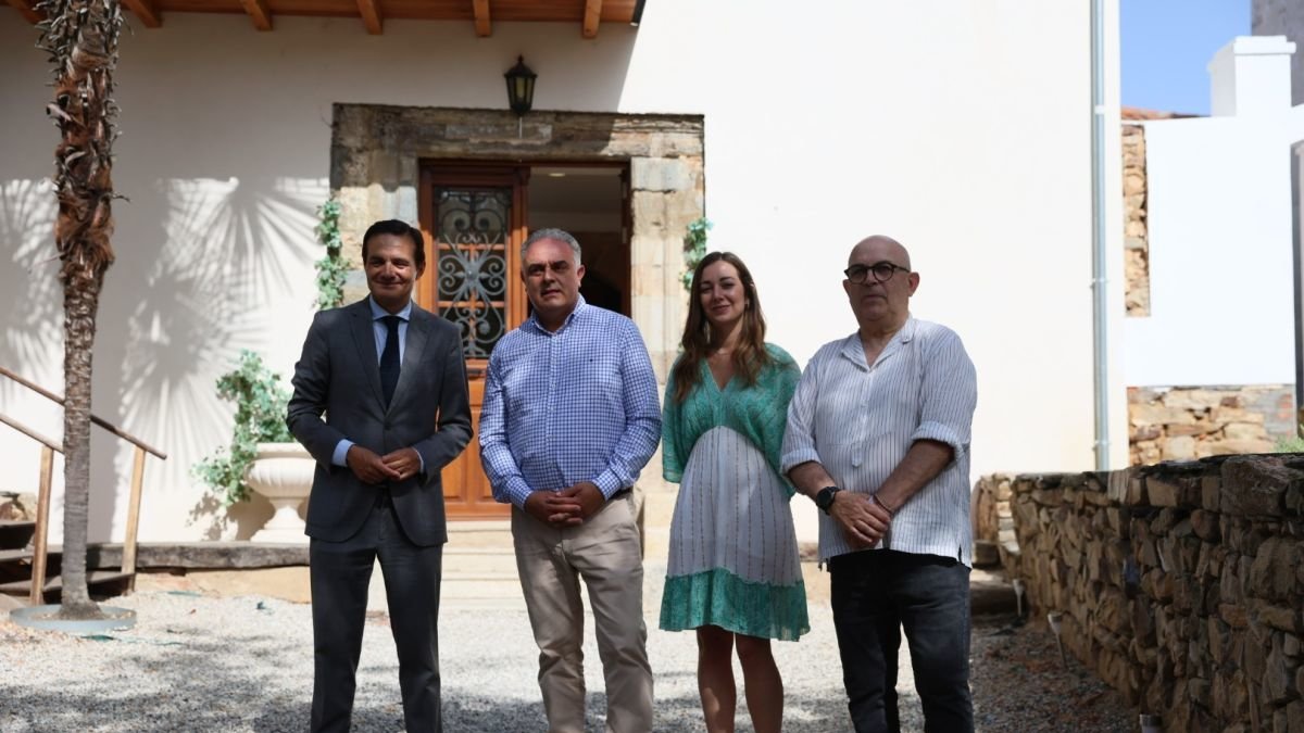 Raúl Fernández Sobrino, en representación de Fundos, con José Luis Nieto, alcalde de Astorga, junto a responsables de la exposición.