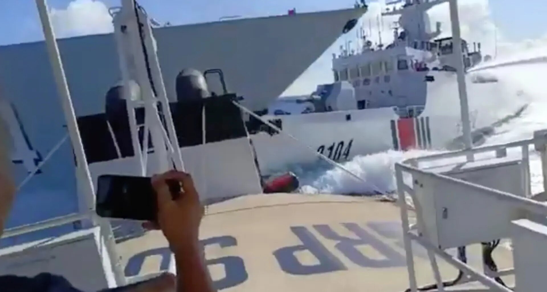 Dos buques chinos colisionan mientras persiguen a un barco filipino en el Pacífico