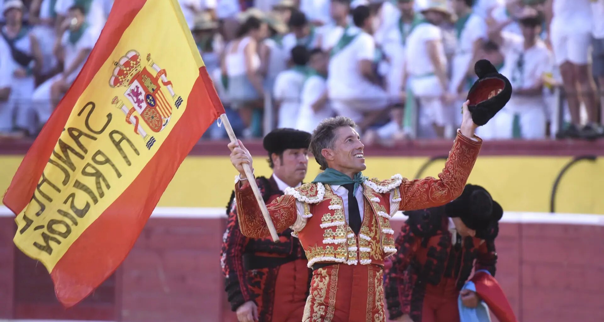 El torero Manuel Escribano explica su salida al ruedo con una bandera en la que pedía prisión para Pedro Sánchez