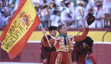 El torero Manuel Escribano explica su salida al ruedo con una bandera en la que pedía prisión para Pedro Sánchez