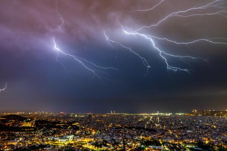 Fotografía de una tormenta en Barcelona, finalista de la WMO 2026 Calendar Competition.