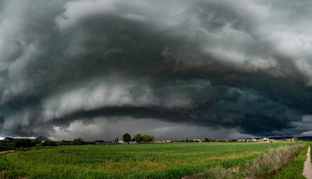 Una gran nube cumulonimbus arcus vista desde Vic, Osona.