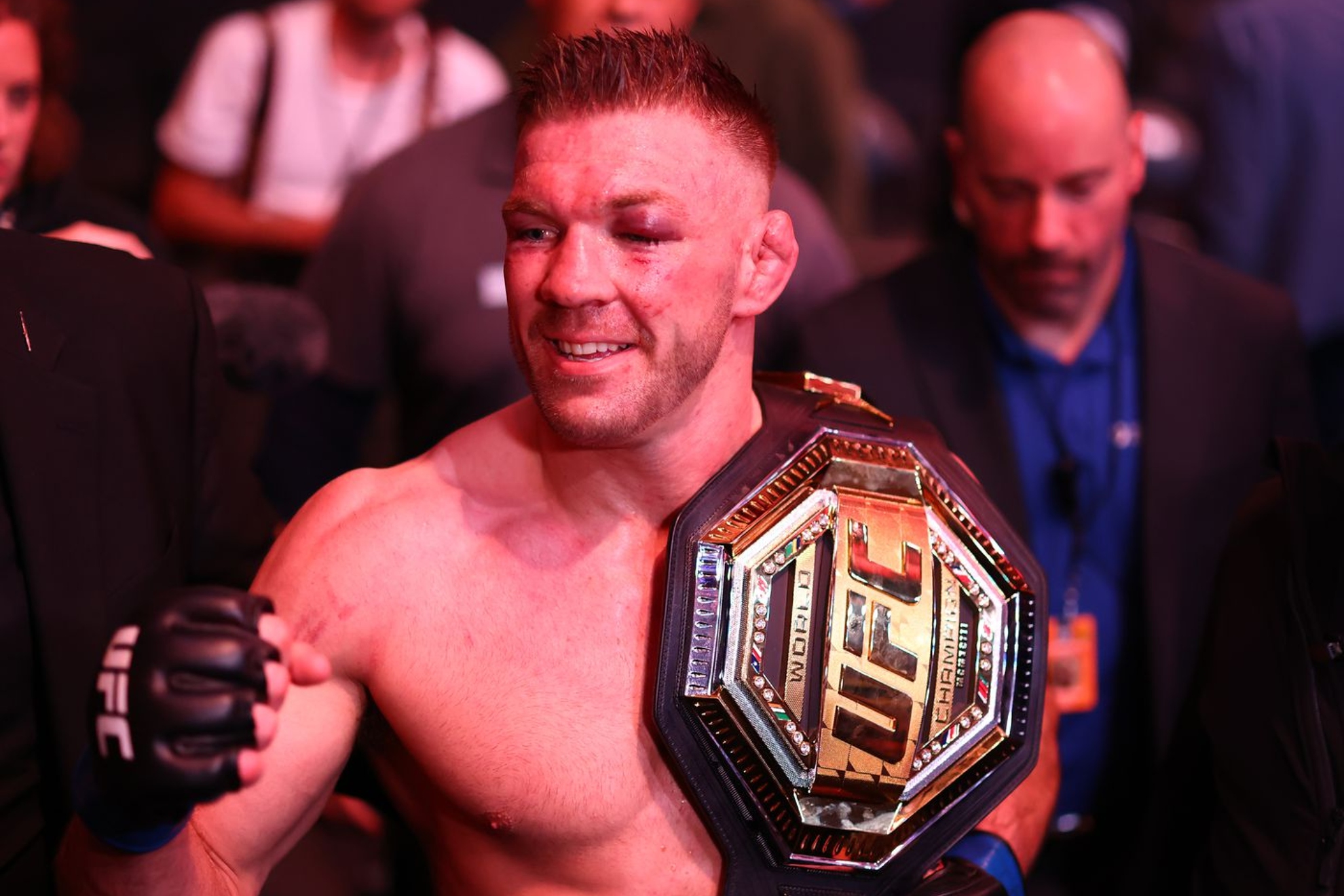 Dricus Du Plessis, con su cinturón de peso medio tras una pelea en la UFC.