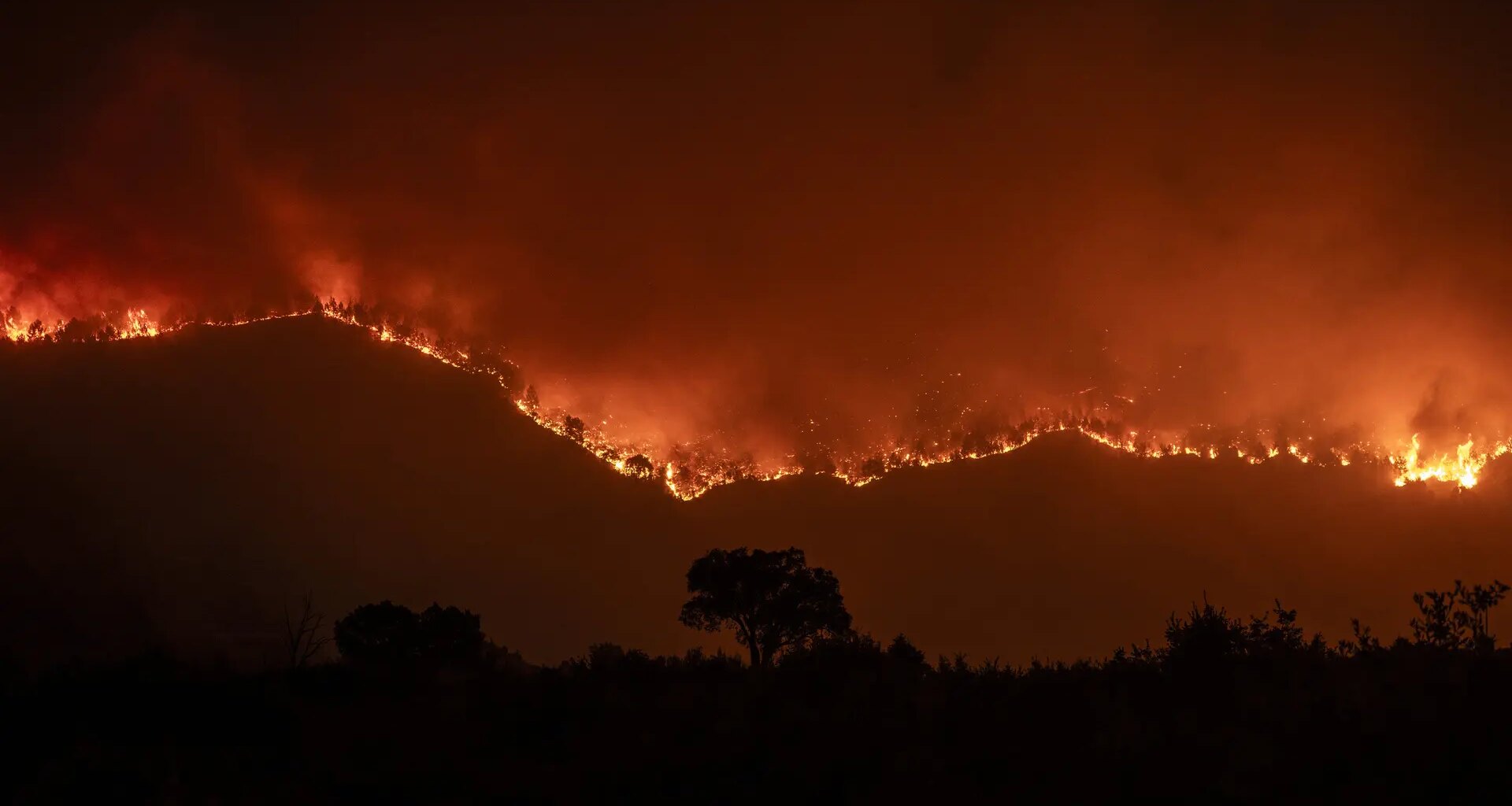 más de un millar de vehículos, retenidos por los cortes de la A-52 a causa de los incendios