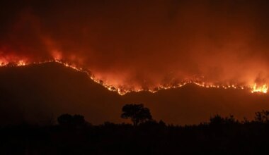 más de un millar de vehículos, retenidos por los cortes de la A-52 a causa de los incendios