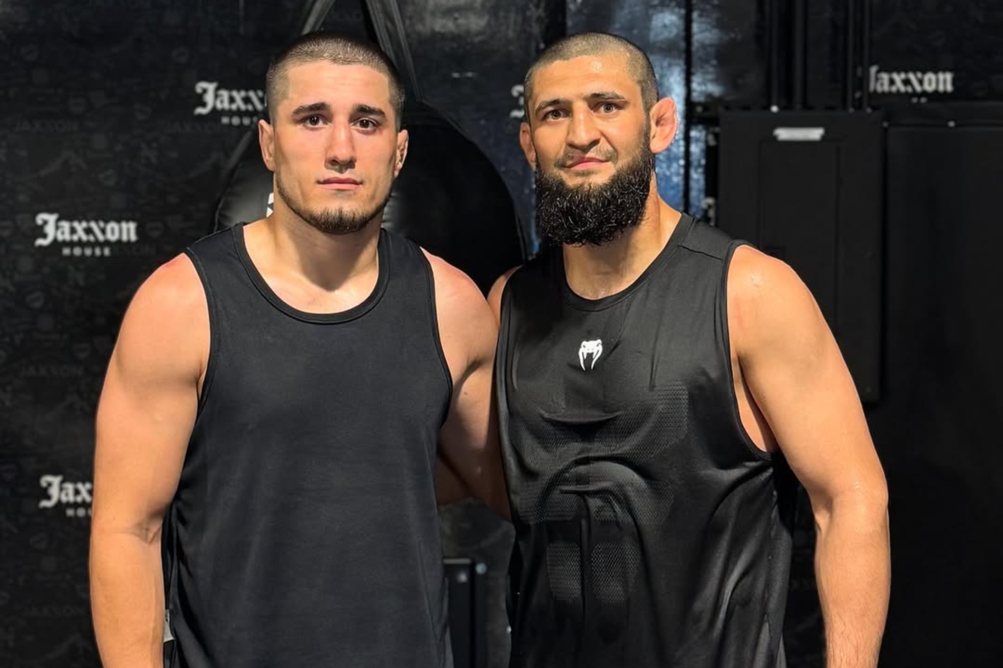 Baysangur Susurkaev y Khamzat Chimaev durante un entrenamiento.