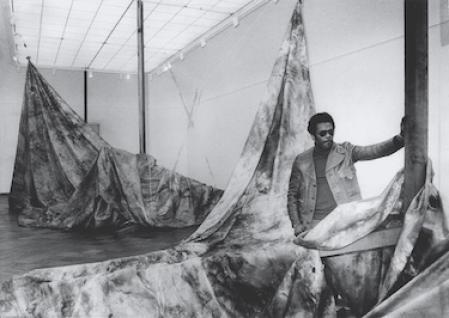 Gilliam junto a su obra 'Autumn surf' en el Museo de Arte Moderno de San Francisco Museum en 1973