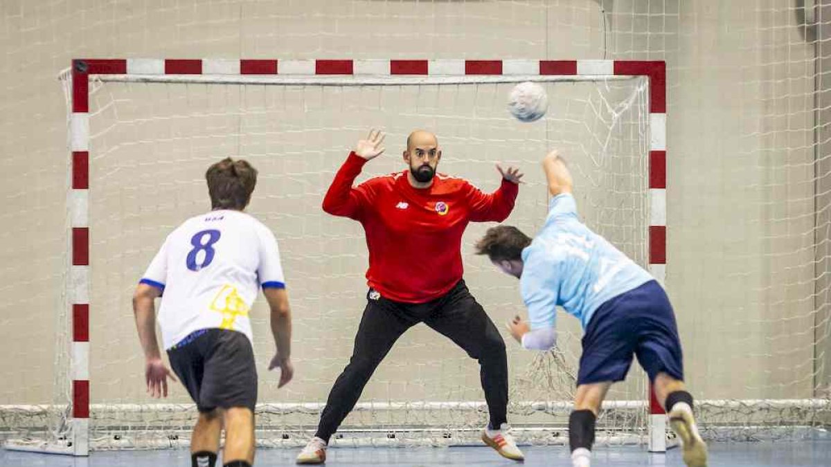 Detalle del encuentro entre el Balonmano Soria y el Balonmano Zaragoza, con victoria local.