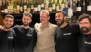 Matt Damon acude a cenar a un restaurante de Barcelona por sorpresa y deja una simpática nota al dueño, ausente