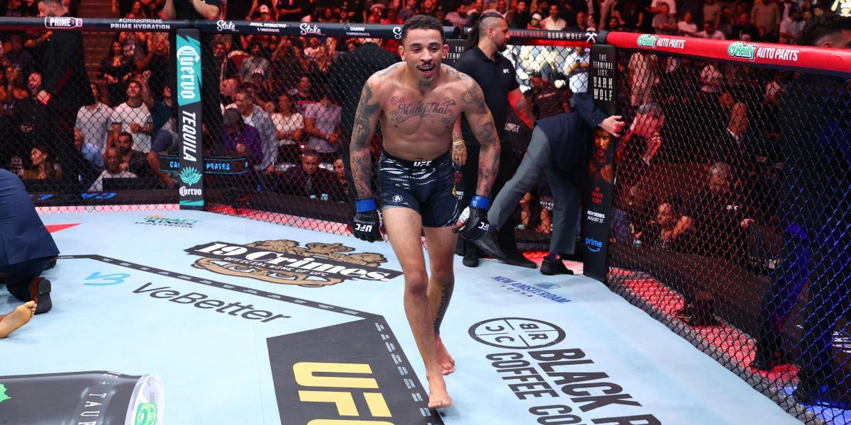 ¡Sobre la campana! Carlos Prates noquea a Geoff Neal con un codazo imperdible en el UFC 319