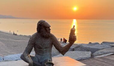 La escultura de Anís del Mono al amanecer