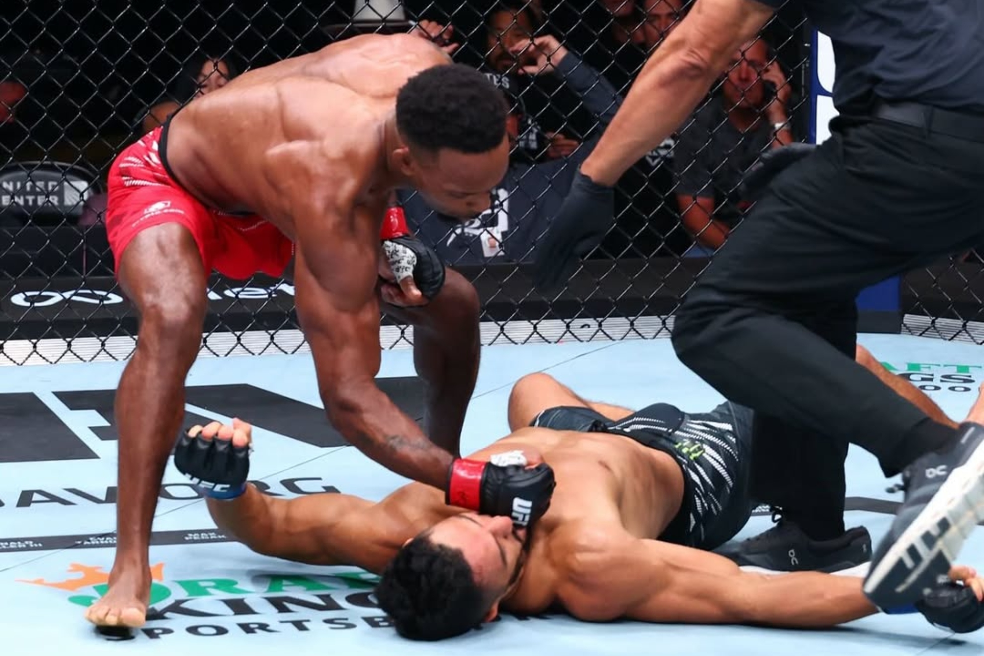 Lerone Murphy noqueando a Aaron Pico en el UFC 319.