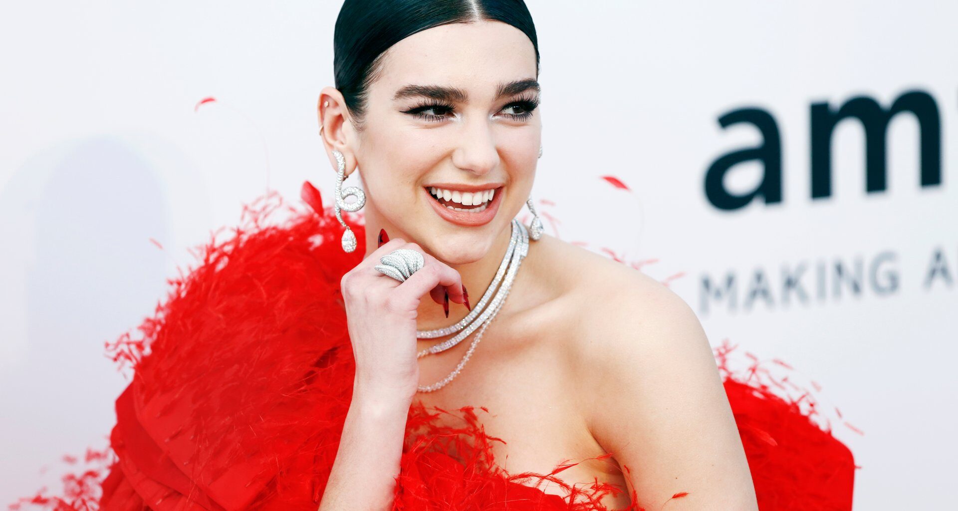 Dua Lipa habló sobre su visión del amor - FM Mundo