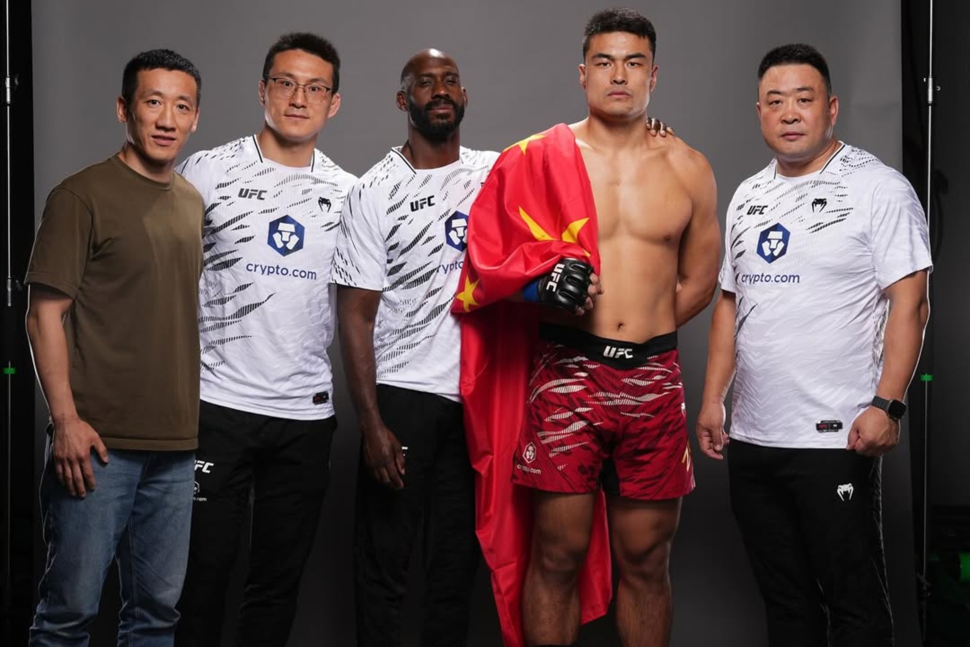 Zhang Mingyang, junto a su equipo tras su última victoria en la UFC.