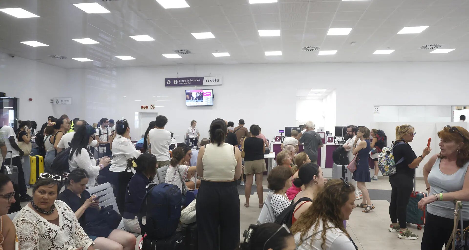 La "odisea" de los viajeros de Renfe tras una semana sin trenes de Galicia a Madrid por los incendios: "Gastamos 600 euros más"