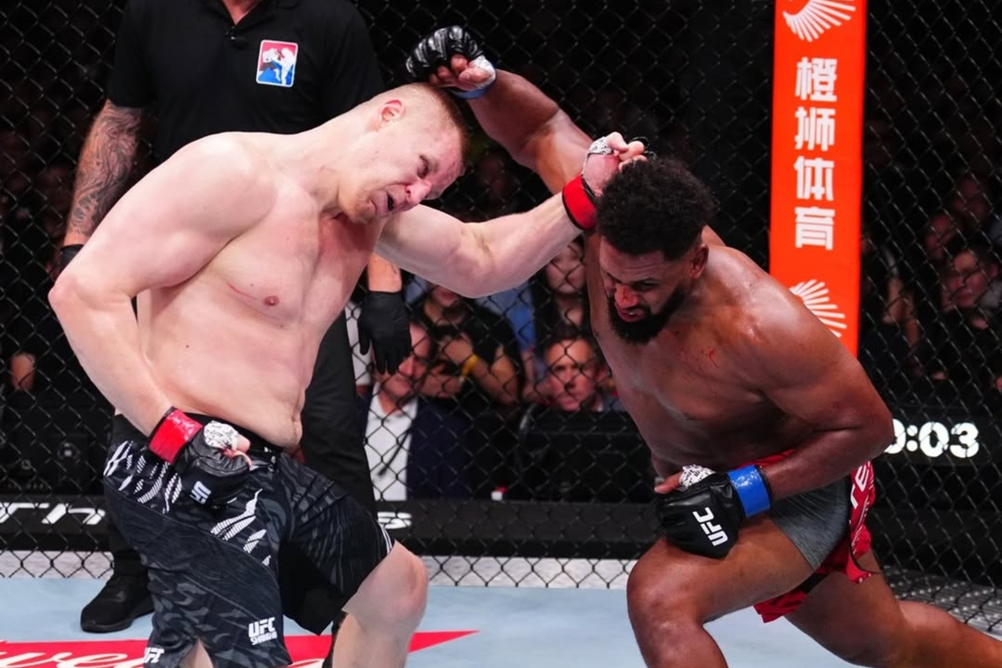 Sergei Pavlovich y Waldo Cortés-Acosta durante su combate en el UFC Shanghái.