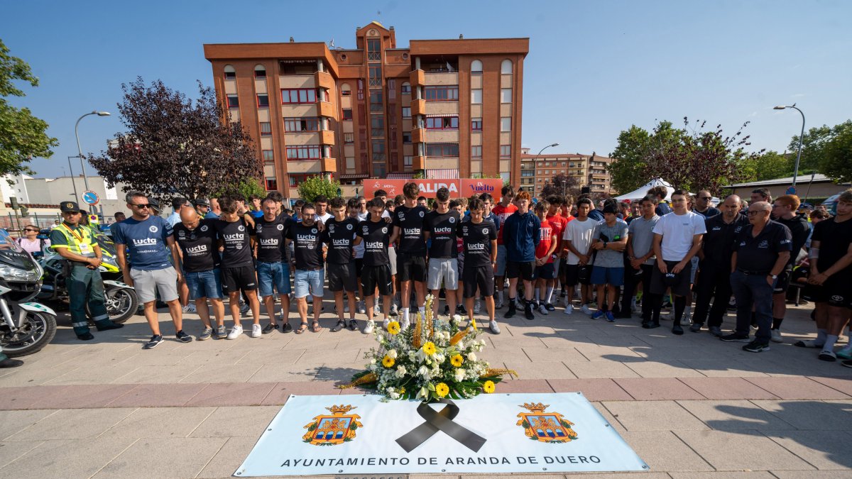 La Vuelta Ciclista Junior a la Ribera del Duero rinde homenaje a Iván Meléndez Luque, el corredor fallecido en su segunda etapa