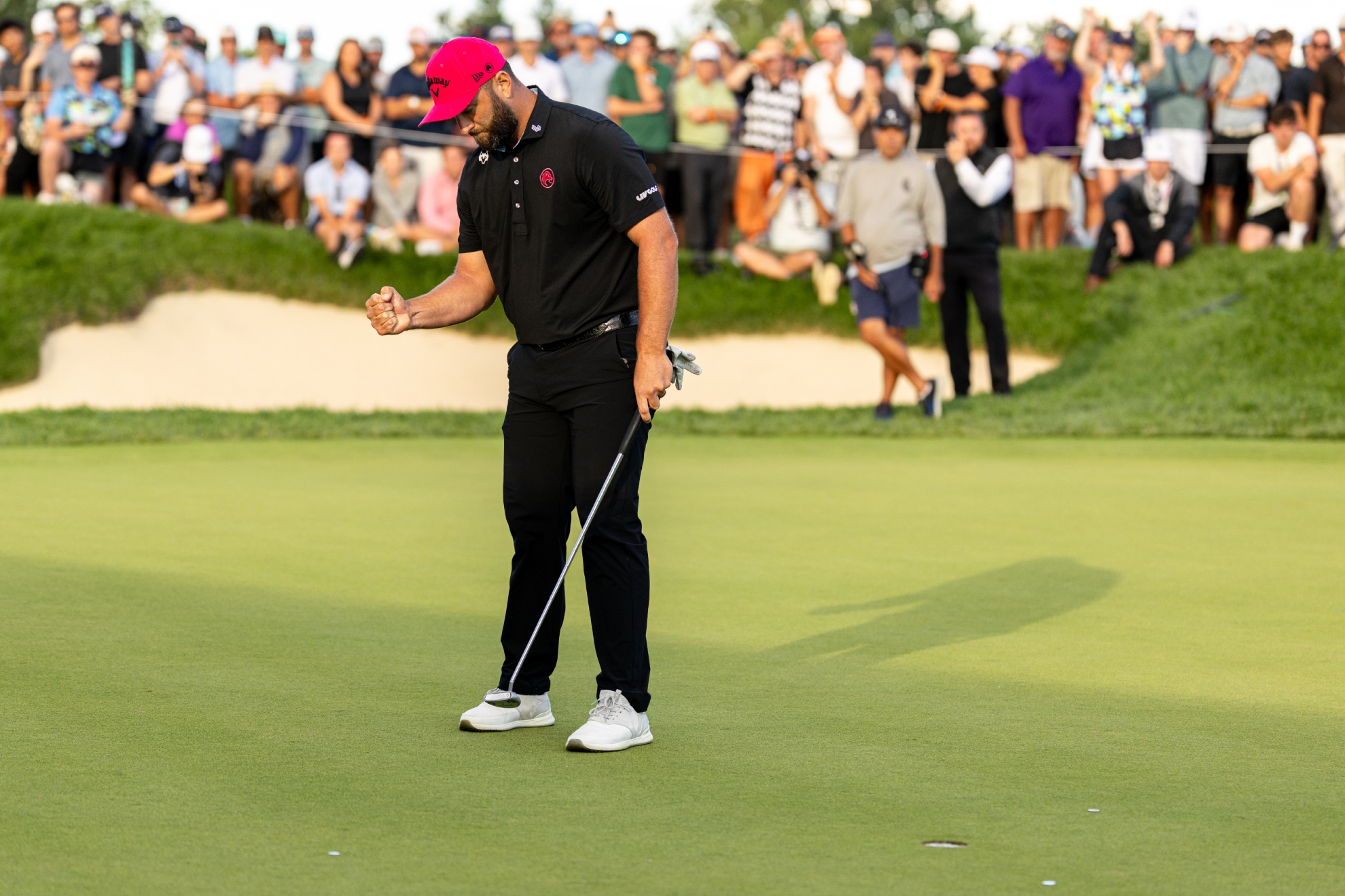 Jon Rahm tras embocar el putt ganador