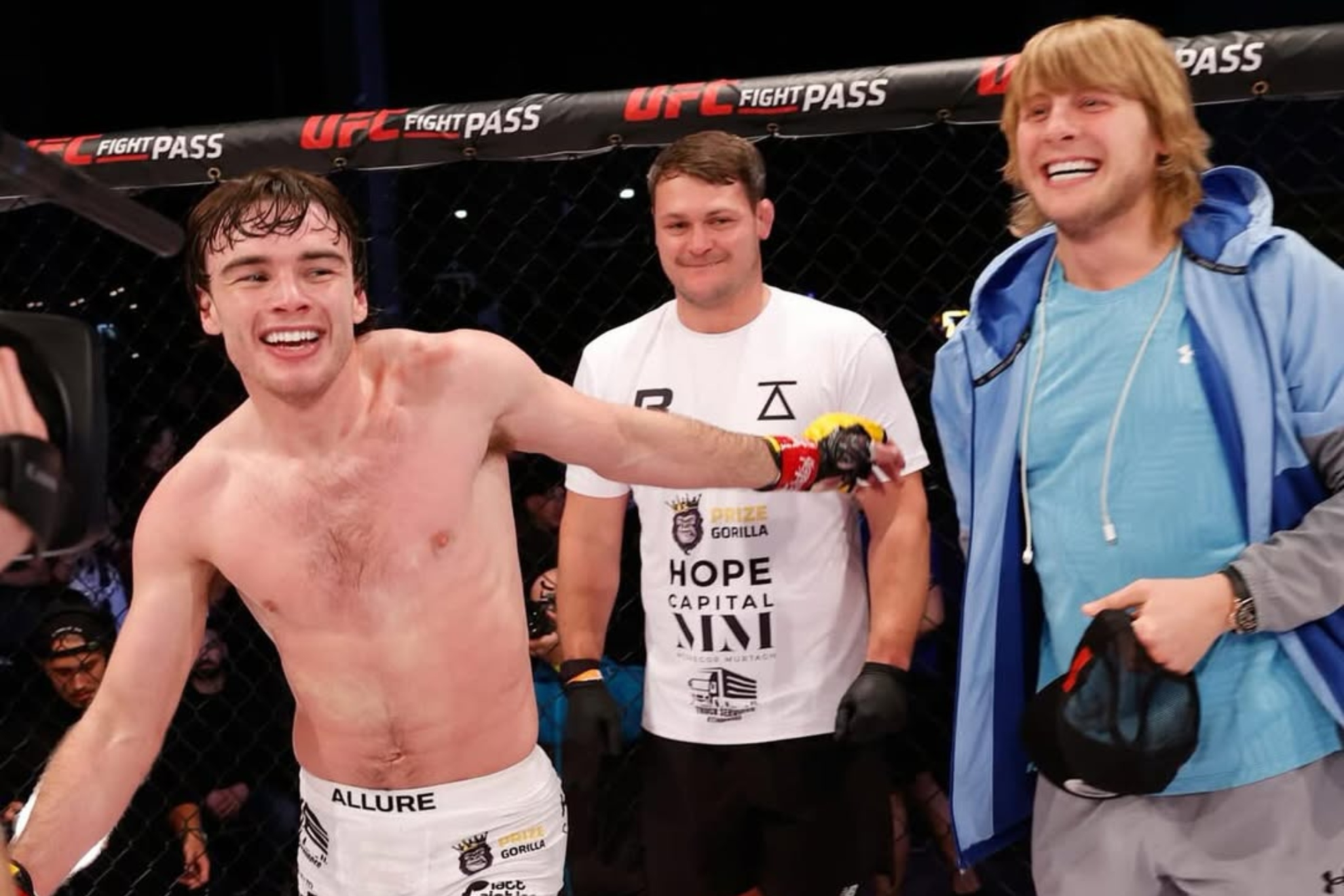 Luke Riley junto a Paddy Pimblett.