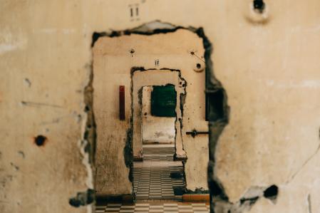 Dentro del campo de tortura Tuol Sleng en  Phnom Pneh, Camboya