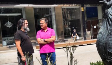 La estatua de José Luis Cuerda en Albacete luce nueva placa informativa