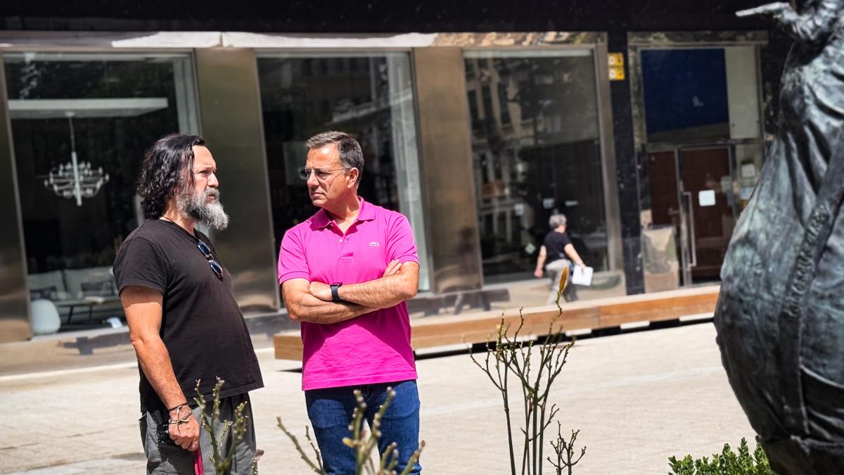 La estatua de José Luis Cuerda en Albacete luce nueva placa informativa