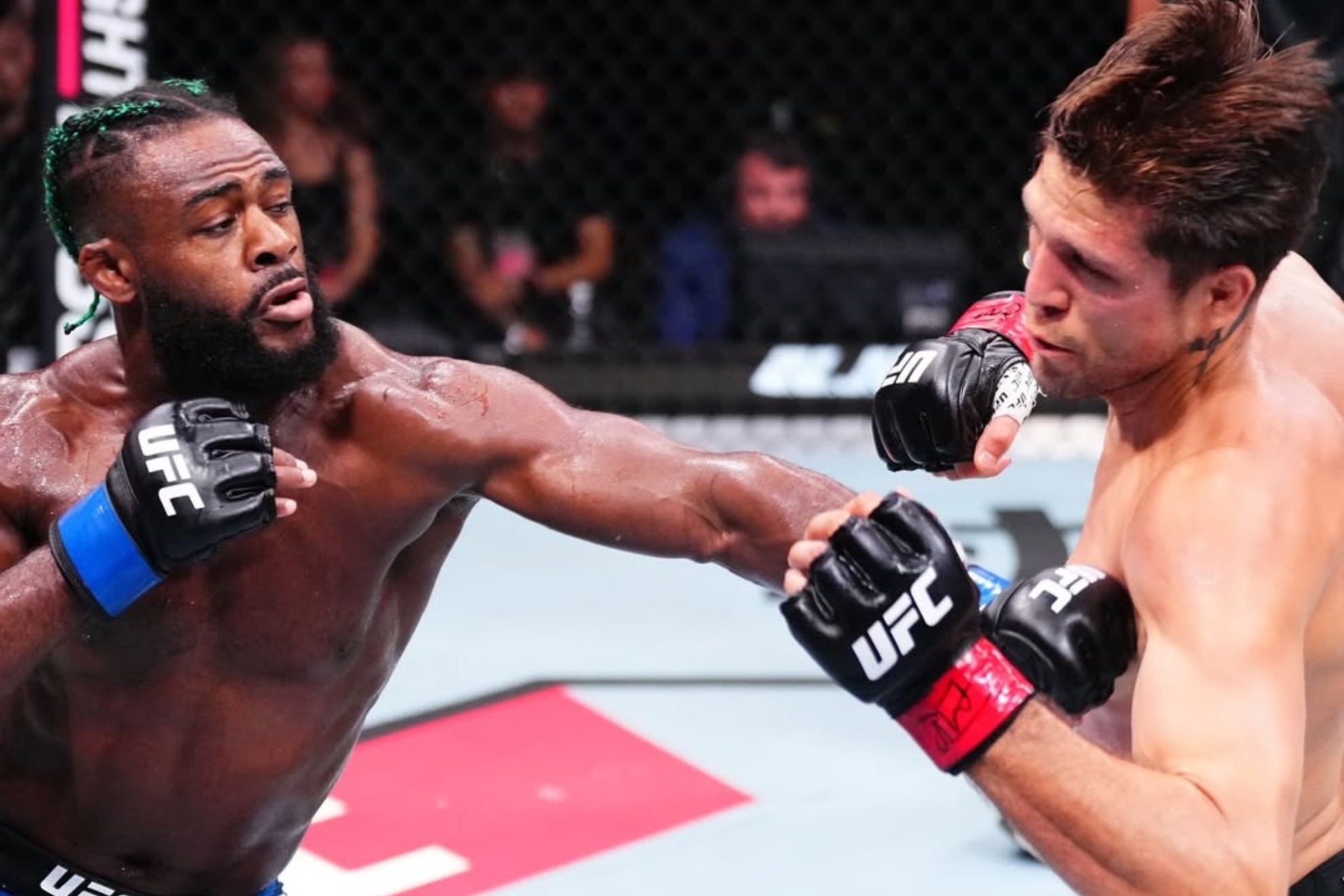 Brian Ortega y Aljamain Sterling durante su combate en el UFC China