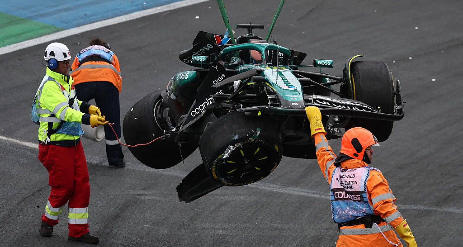 el Aston Martin queda totalmente destrozado
