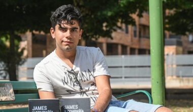 El joven escritor burgalés Marco Calle con su primer libro.