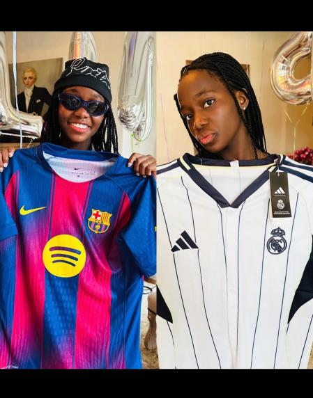 Las gemelas Stella y Estere posan con las camisetas del FC Barcelona y la del Real Madrid, que han recibido como regalo de cumpleaños