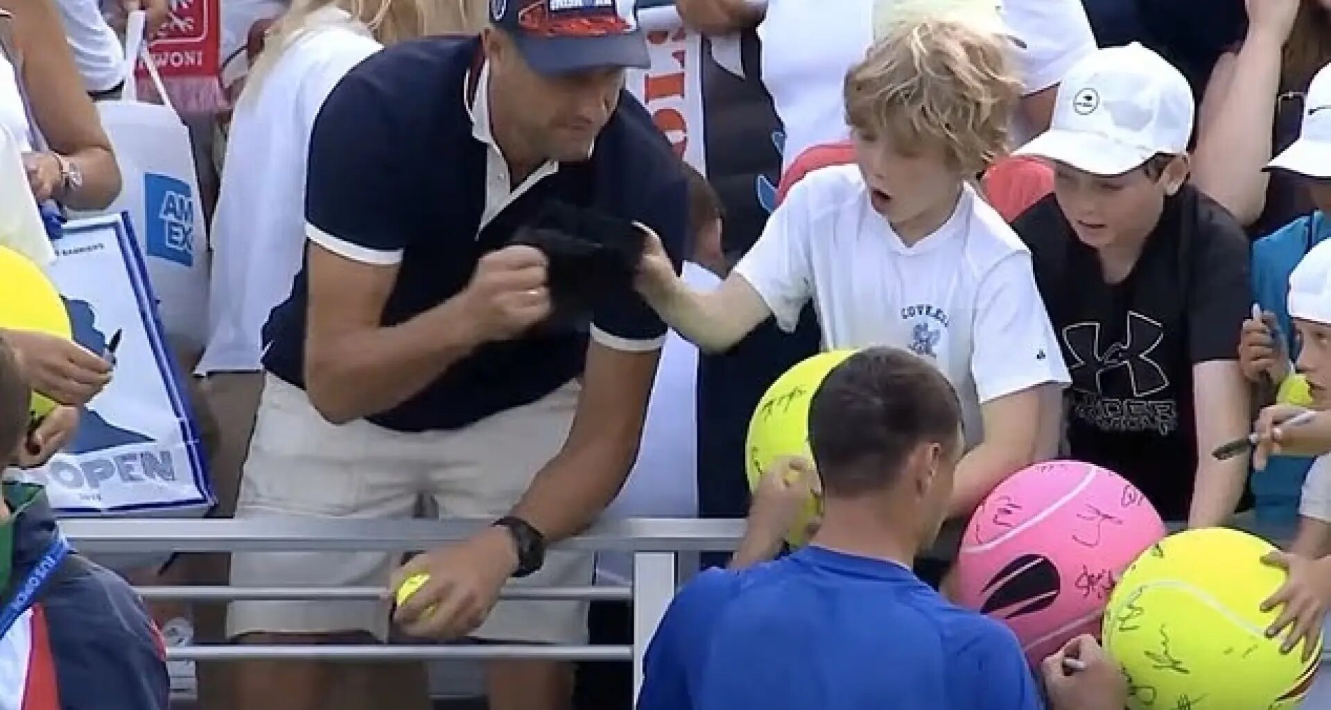 un aficionado que quitó a un niño la gorra que le regaló un tenista del US Open
