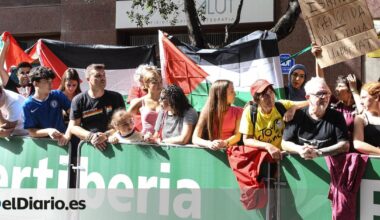 Una nueva protesta contra el genocidio en Gaza obliga al pelotón de La Vuelta a frenarse en Olot