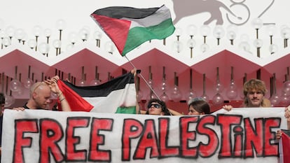 Varios manifestantes propalestinos hoy ante la alfombra roja del festival de Venecia. 