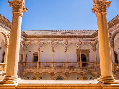 Arcos de la planta superior del patio del castillo de La Calahorra.