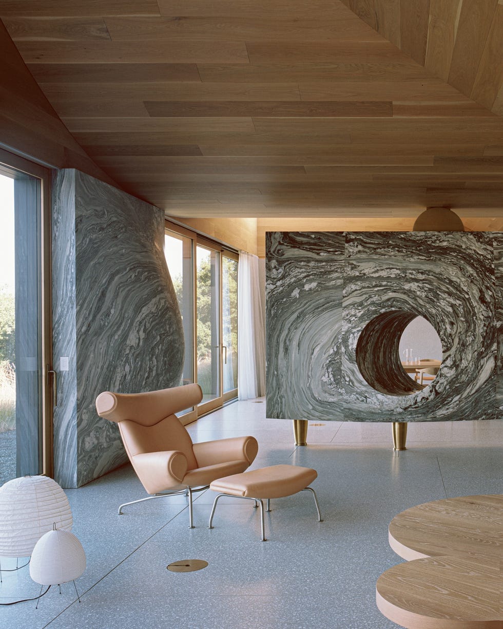 casa estilo espanol ahora planta en superficie, otra inferior enterrada en la montana, bano subterraneo y funciona como un instrumento