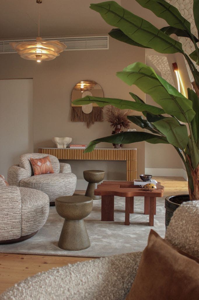 Rincón de estar con sillones tapizados en gris