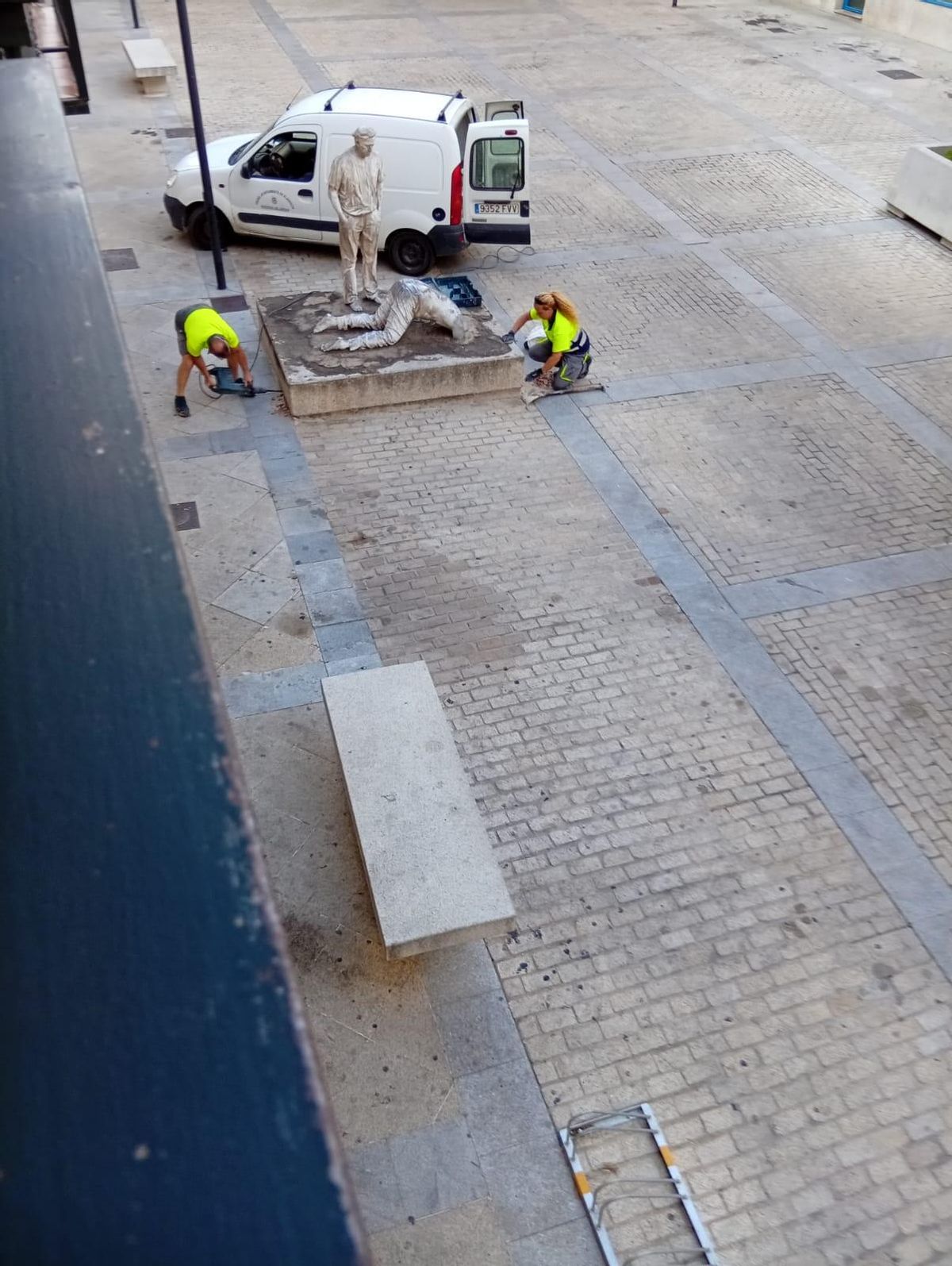 Trabajos previos para el traslado de la escultura en Plasencia.