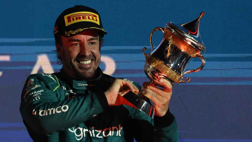 Fernando Alonso, con el trofeo en el podio del GP de Bahrein.