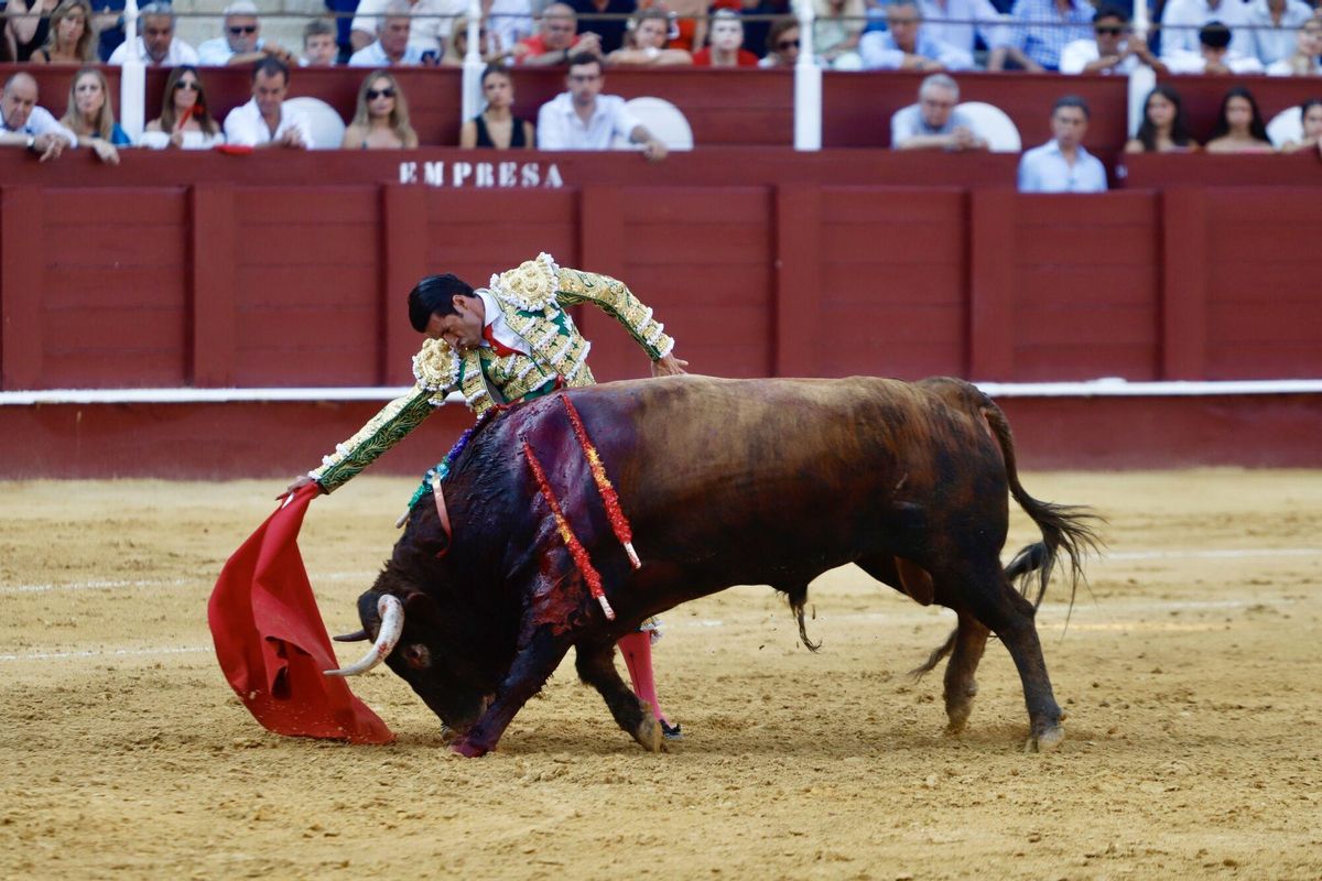 Emiliano de Justo se lleva el mano a mano celebrado en La Malagueta con el malagueño Saúl Jiménez Fortes, en una corrida con momentos muy notables.