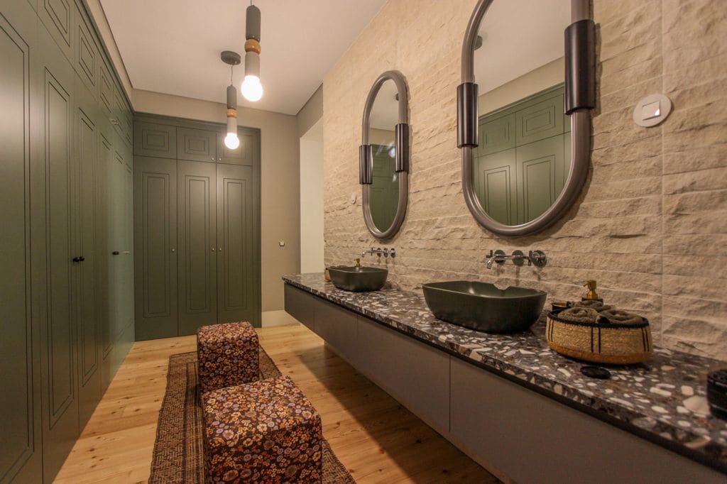 Cuarto de baño para dos con zona de vestidor integrada