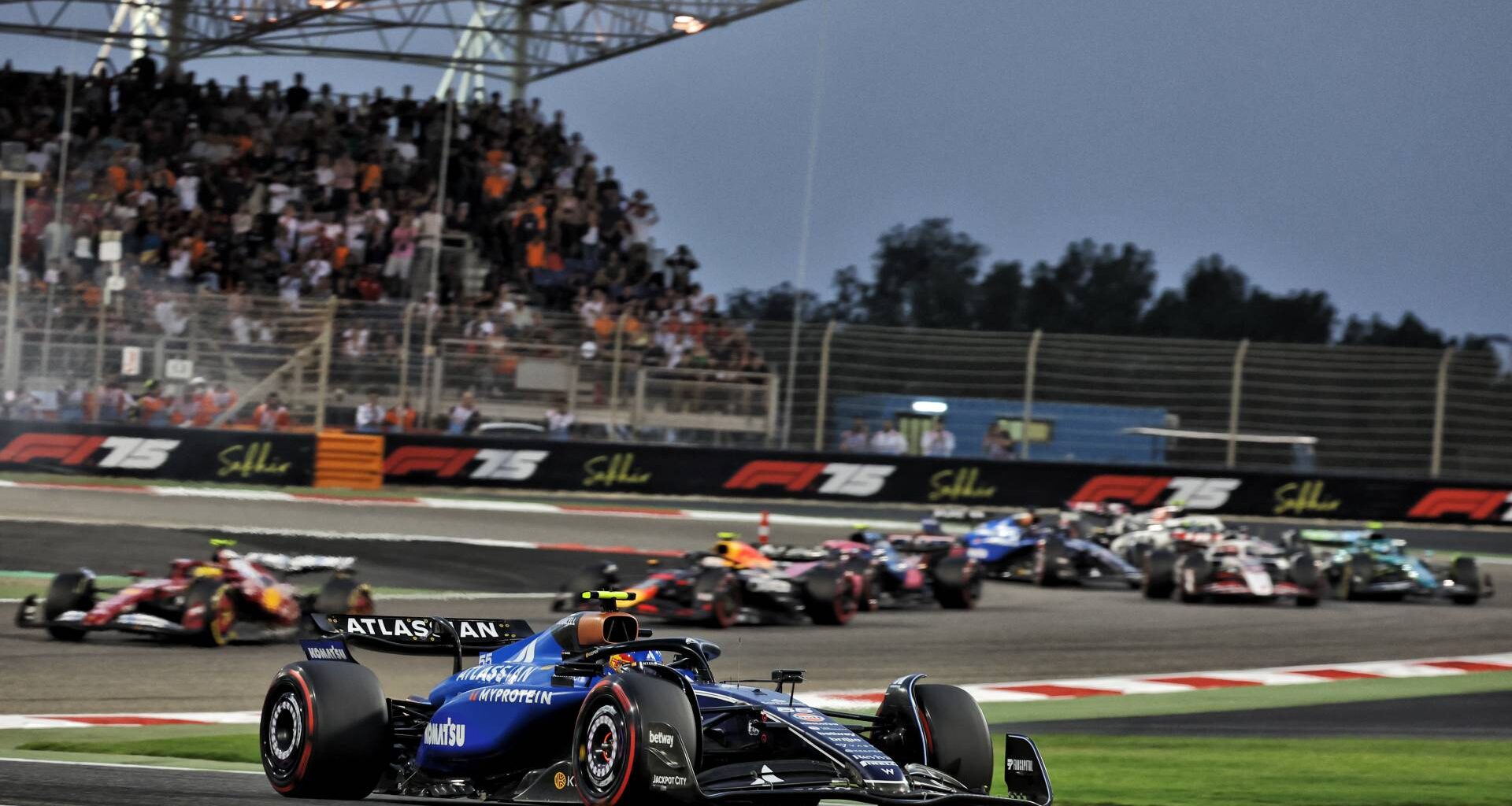 El golpe de un rival causa el abandono de Carlos Sainz cuando peleaba por puntos en Baréin