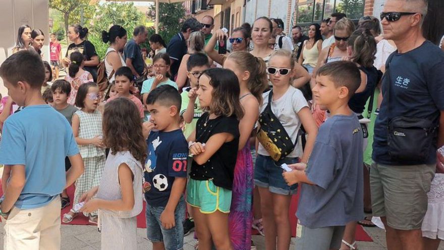 Diferentes momentos de la última jornada de la Feria del Libro de Benavente, con actividades para los más pequeños y un concierto organizado por Ledo del Pozo.