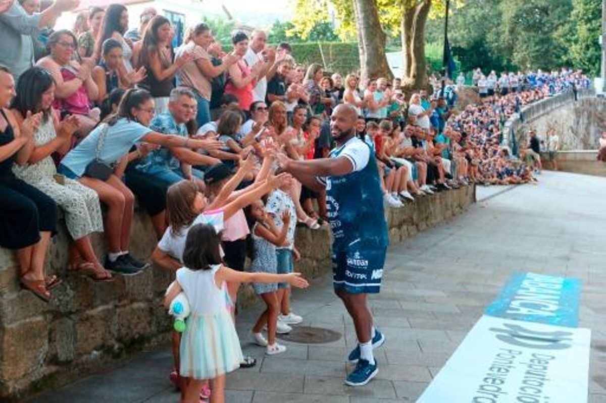 Uno de los nuevos fichajes del Frigoríficos, Ángel Rivero, saluda a la afición durante la presentación en el atrio de Darbo.