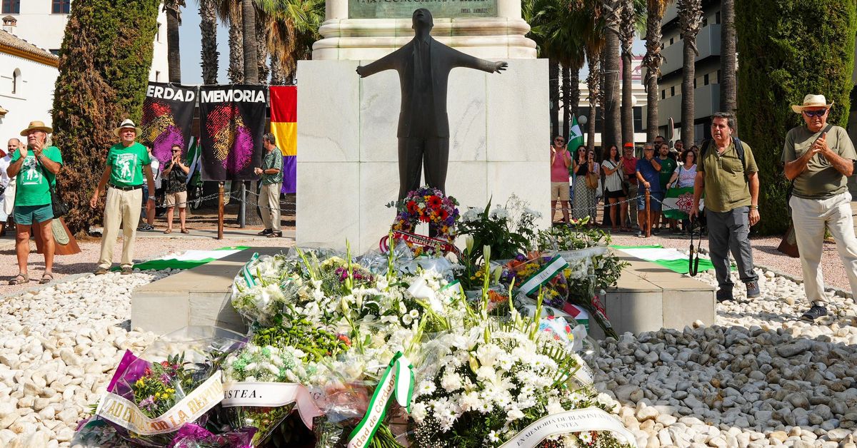 El PP señala a Moreno como garante del "sueño de Blas Infante" y el PSOE le acusa de "desmantelar" Memoria Democrática