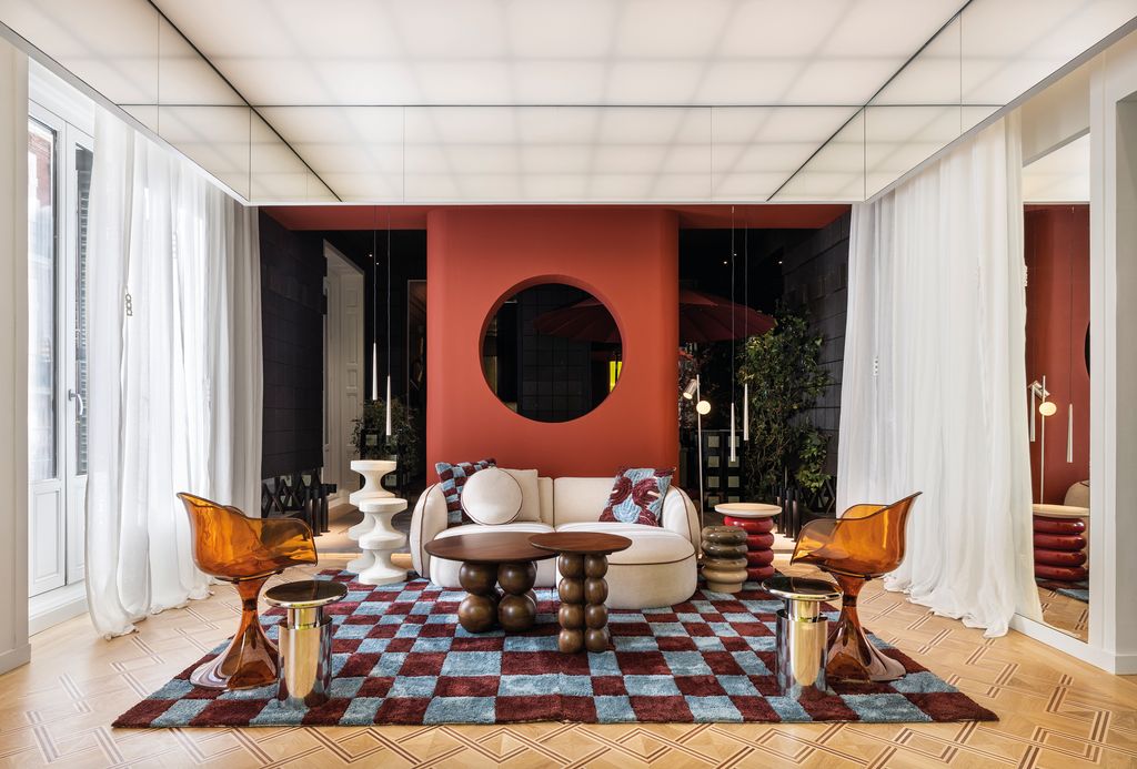 Salón decorado en azul y borgoña
