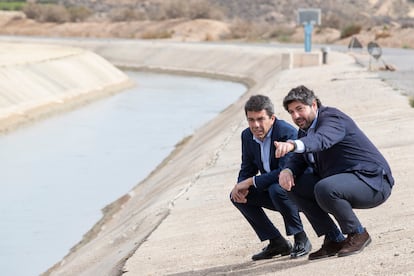 Los presidentes de la Comunidad Valenciana, Carlos Mazón, y la Región de Murcia, Fernando López Miras, ambos del PP, en una visita al canal del trasvase Tajo-Segura a su paso por Alhama de Murcia en marzo del año pasado.
