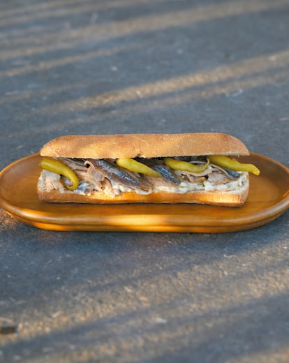 Para Toni Garcia Ramon y Óscar Broc Boluda, autores de 'Bocata'  (Editorial Debate), el secreto del bocadillo de bonito, anchoas y piparras está en la excelencia de su materia prima.